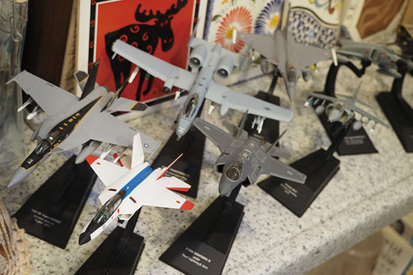 若い頃、航空自衛隊で活躍されていた牧浦さまにとって、飛行機の模型は大切なコレクション。
