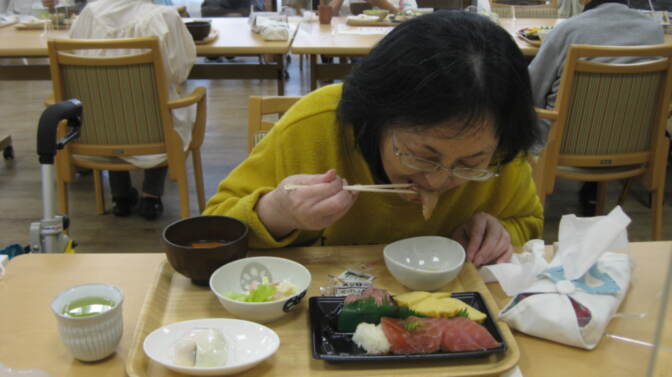 SOWシリーズ シニア サポート 介護用 食事介助 自助 持ちやすい シリコン 右利き 左曲がり すくいやすい 食べやすい 入院 入居 寄り添う SouspoonSoufork スプーンとフォークセット
