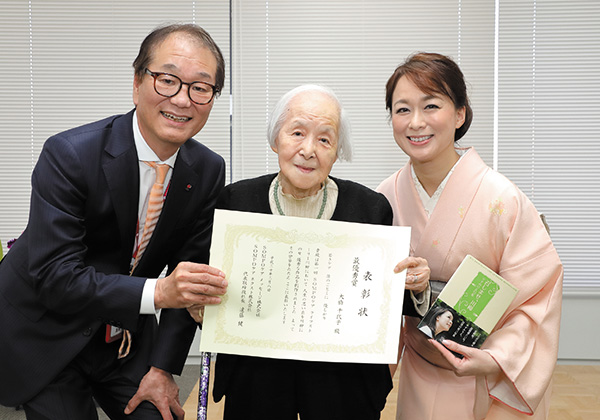 左から社長の遠藤、最優秀賞の大橋千代子さま、川柳作家のやすみりえ氏