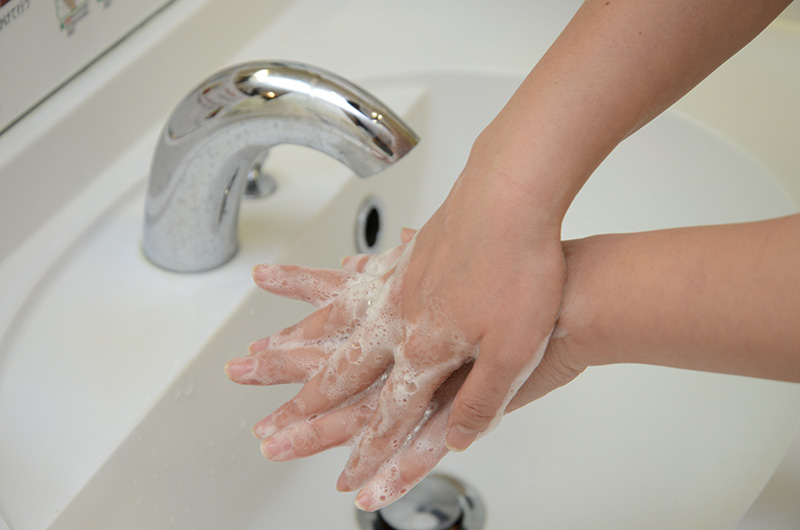 3.手の甲を洗う 手の甲に反対側の手のひらをのせて、のばすように洗います。