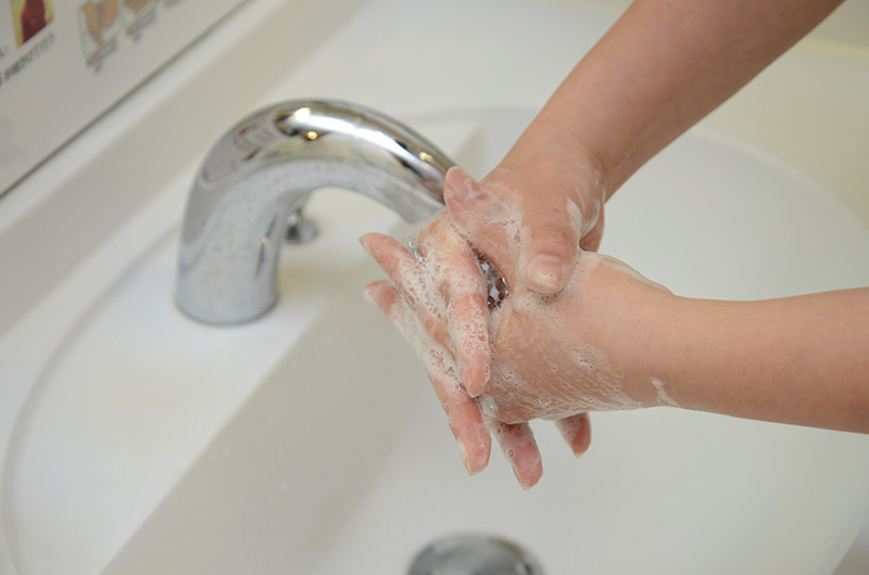 4.指の間を洗う 指を組み、指の間をこすり合わせるようにしっかりと洗います。