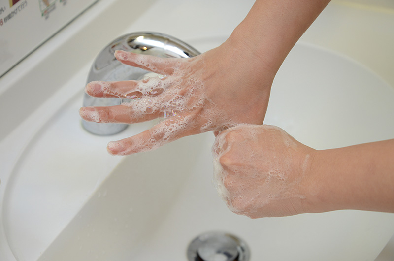 5.親指と手の側面を洗う 通常の手洗いで洗い残されがちな親指と側面をよく洗います。親指は手のひらでねじるように洗います。