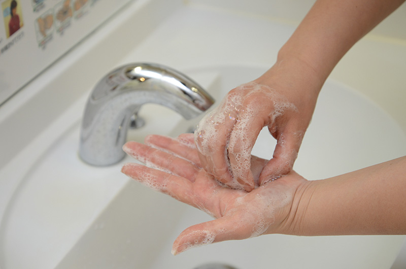 6.指先と爪の間を洗う 指先を手のひらにのせて、円を描くようにもみ洗いします。