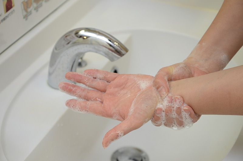 7.手首を洗う 手首を握りながら回すように洗います。