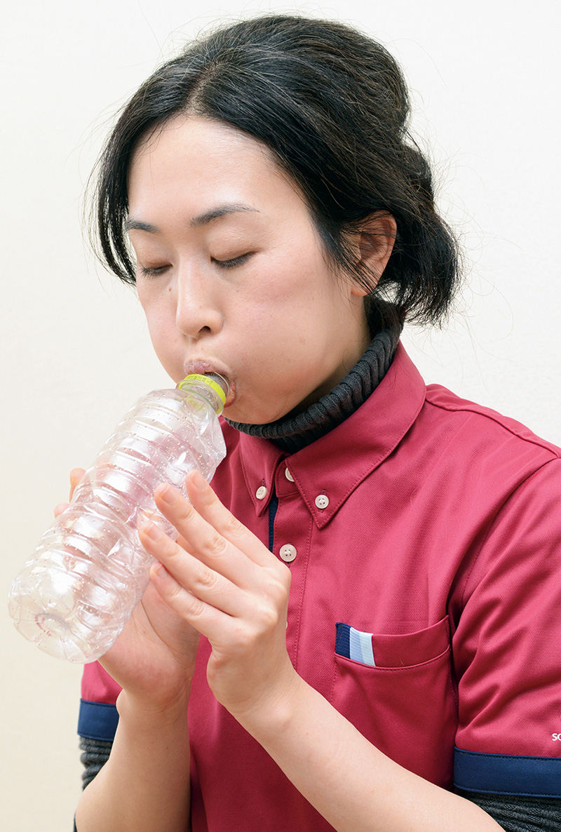 1.息を吹き込む 柔らかい素材の空のペットボトル（500ml）を両手でつぶしたら、飲み口から息を吹き込んで、膨らませます。