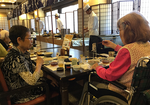 お蕎麦をを楽しむご入居者さま