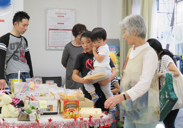 駄菓子屋サロンでのお買い物風景