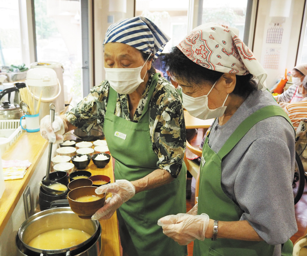 協力しながらお味噌汁を準備するご利用者さま。