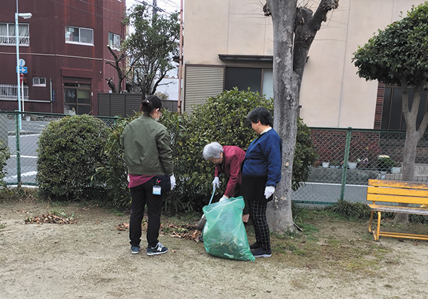 公園の清掃に参加されたご入居者さま