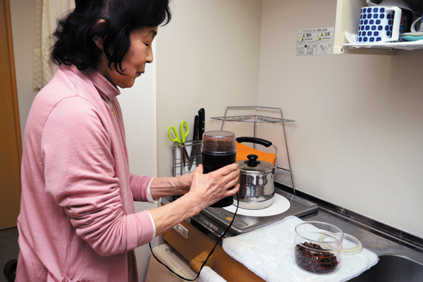 ミニキッチンで、豆を挽いてコーヒーを淹れるのが日課。