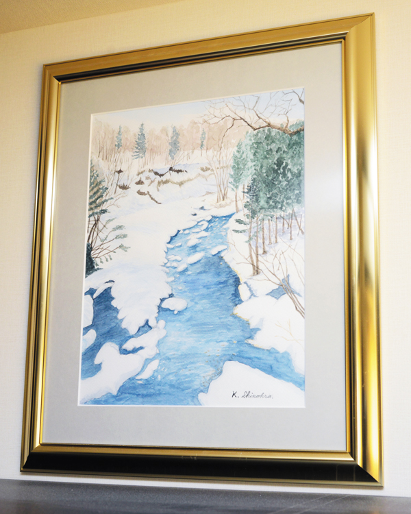お部屋には、北海道の風景を描いた水彩画が飾られています。