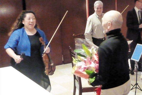 オルフェウス室内管弦楽団のメンバーに花束を渡すご主人の敬二さま。