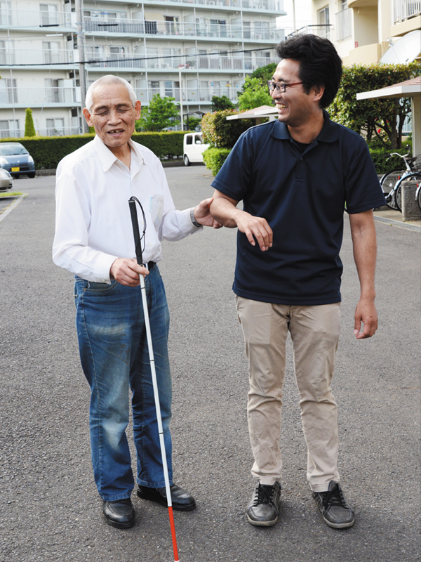 週に1回は訪問介護のスタッフが付き添い、スーパーや郵便局などへ出かけます。