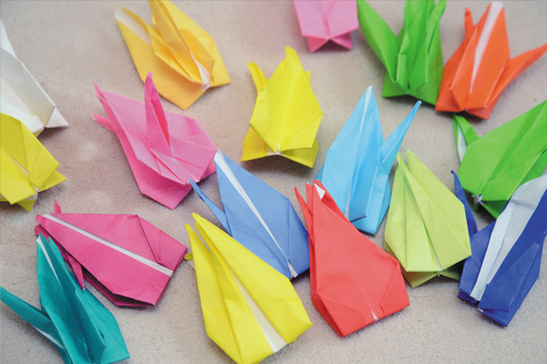 デイサービスで太田原さまが作った鶴の折り紙。