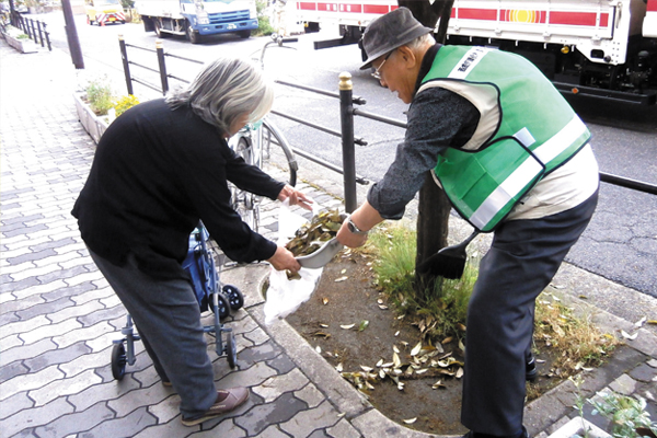 天下茶屋駅前での清掃ボランティアのご様子。