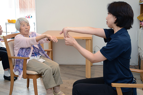 体操に積極的に参加され、歩行器で歩けるようになりました。