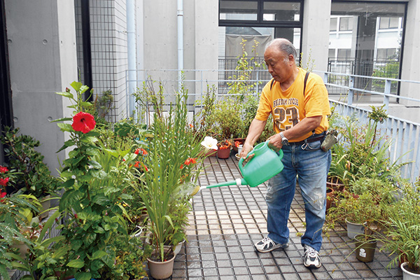 日課の水やり。お部屋だけでなく、ホームの外階段でも植物を育てています。