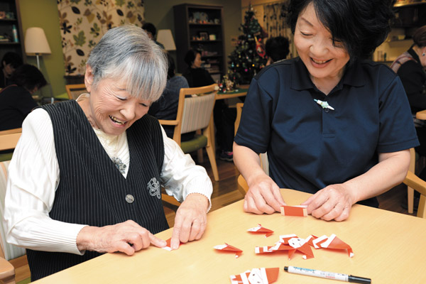 クリスマスの飾り付けのために、折り紙でサンタクロースを作りました。