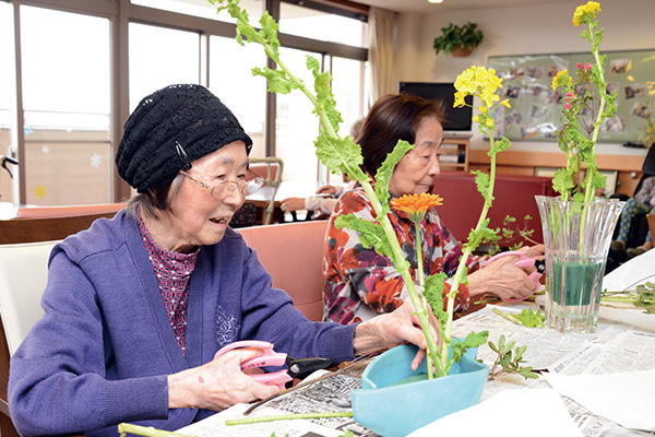 お花の資格をお持ちの大田さま。フラワーアレンジメントのアクティビティに参加しています。